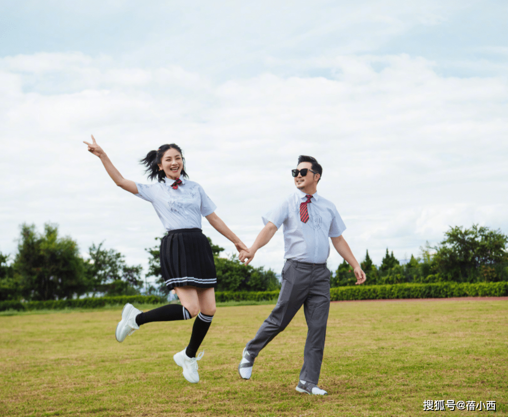 胡可|胡可沙溢真会撒狗粮，穿学院风情侣装拍“毕业照”，看着像大学生