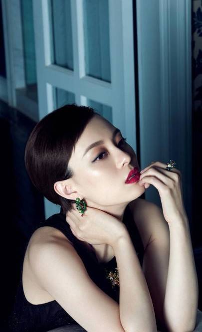 黑色|孙俪换新发型，齐刘海搭碎花裙演绎法式风，网友：太有女人味了？