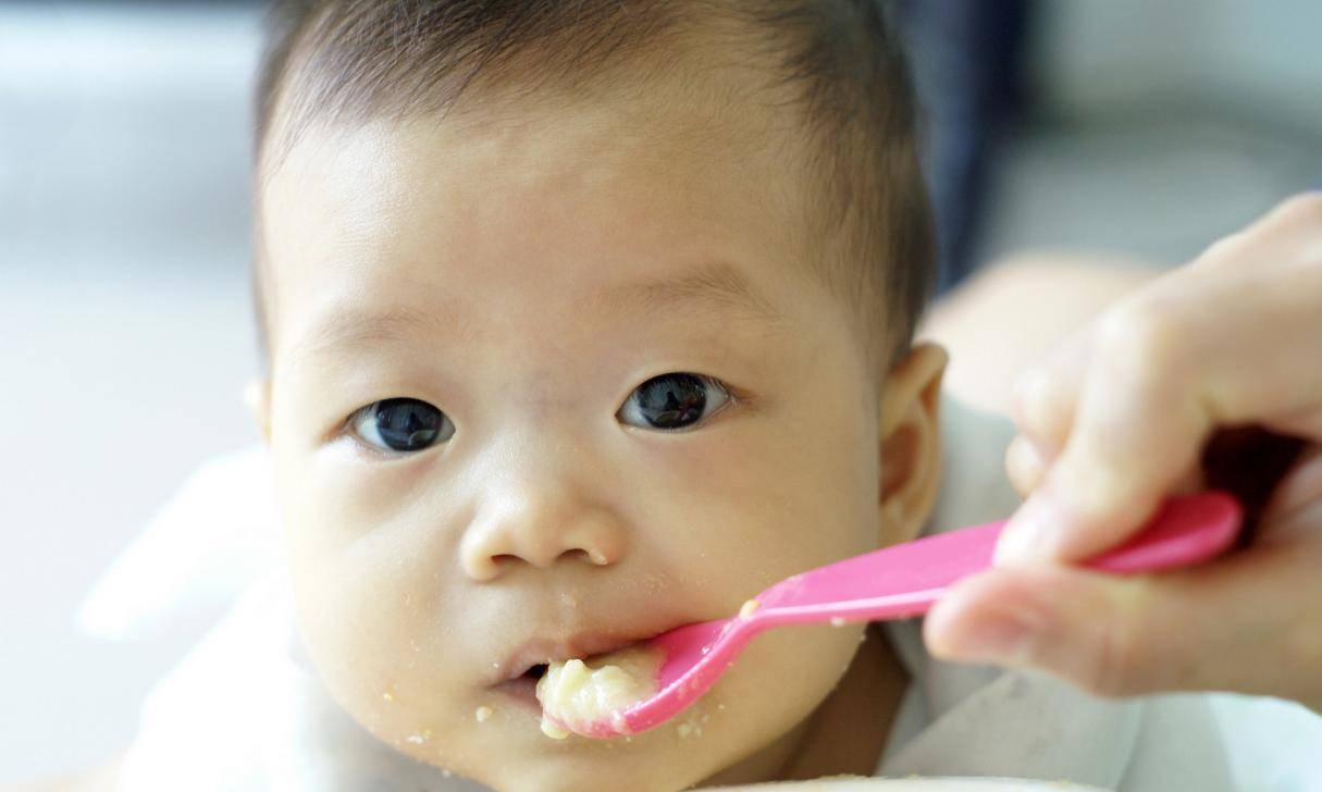 独立|孩子在入园前,家长要重点培养娃“独立吃饭”,别等入园后才着急