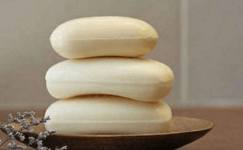 长痘痘|洗脸用洗面奶好还是香皂好？不少人都做错了，难怪皮肤越洗越差！