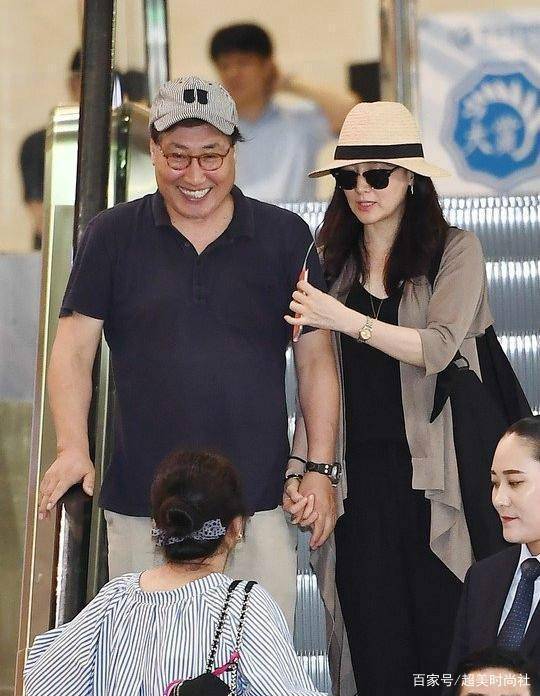 米色|氧气美女李英爱出镜，粉色西装气质端庄，50岁仍然与大长今无二致
