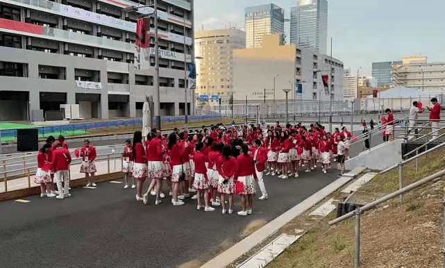 服装|国家队开幕式入场彩排曝光!朱婷穿红白印花裙女神范十足,超喜庆