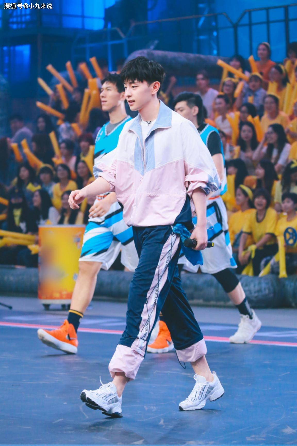 运动服|男人可别穿那么油腻了，学学邓伦穿运动服，不仅显瘦还很帅