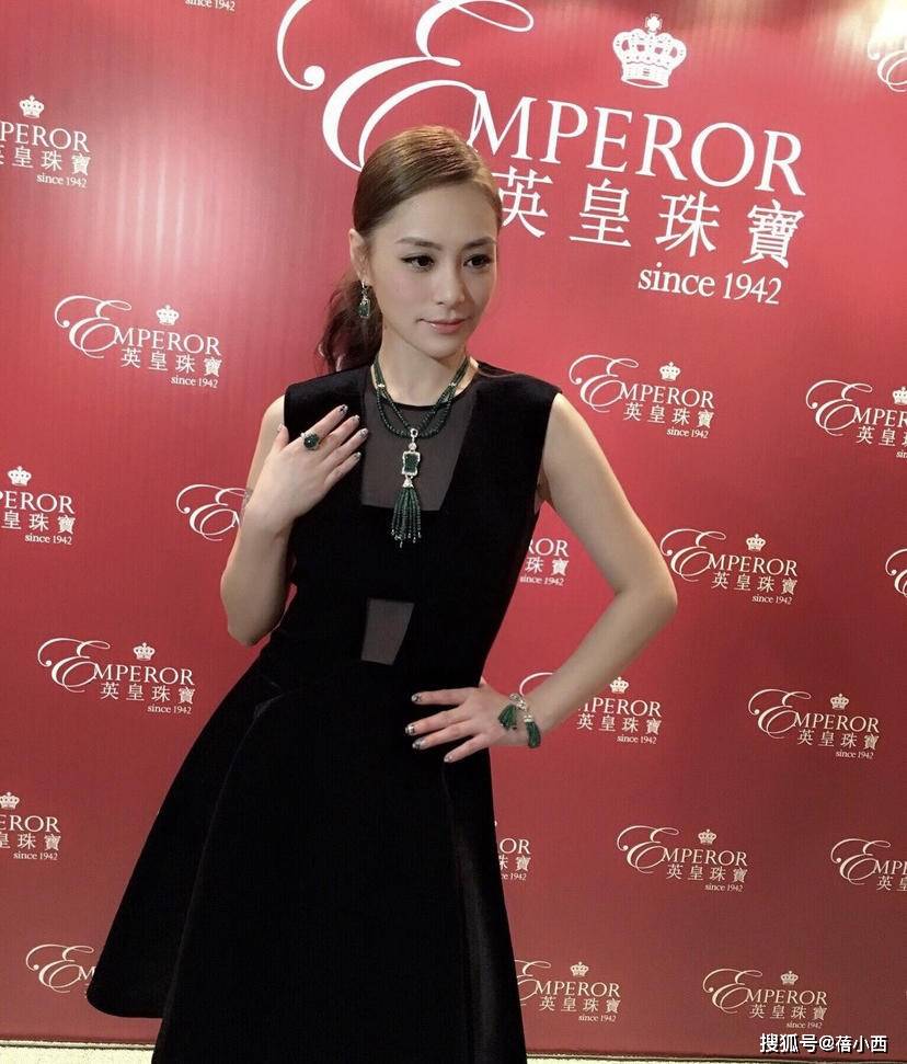 黑色|阿娇钟欣潼不在乎身材了吗？穿得松松垮垮走机场，不过还挺洋气的