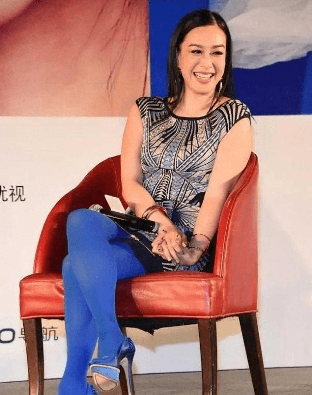 魅力|钟丽缇与女儿走机场，针织开衫配白色短裤超洋气，母女美如姐妹花