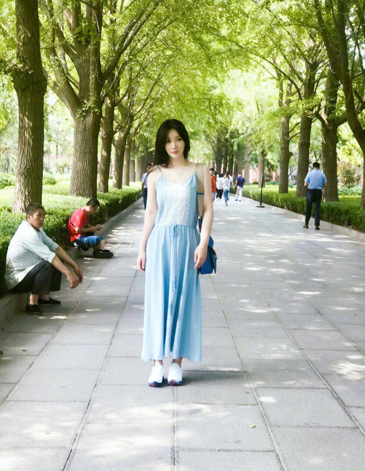 设计|柳岩真的招人喜欢，穿吊带裙看着还挺清纯，怪不得男粉女粉都挺多
