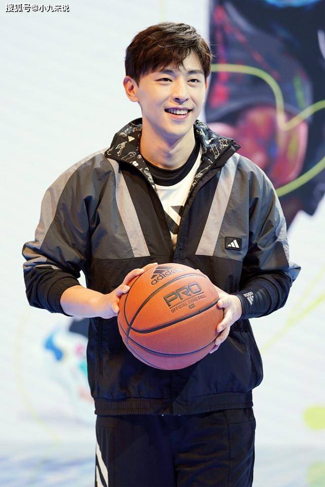 运动服|男人可别穿那么油腻了，学学邓伦穿运动服，不仅显瘦还很帅