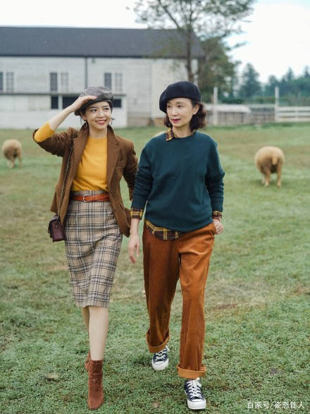 三木|过了50岁的女人少穿打底裤，瞧瞧三木妈妈的时尚穿搭，减龄又优雅