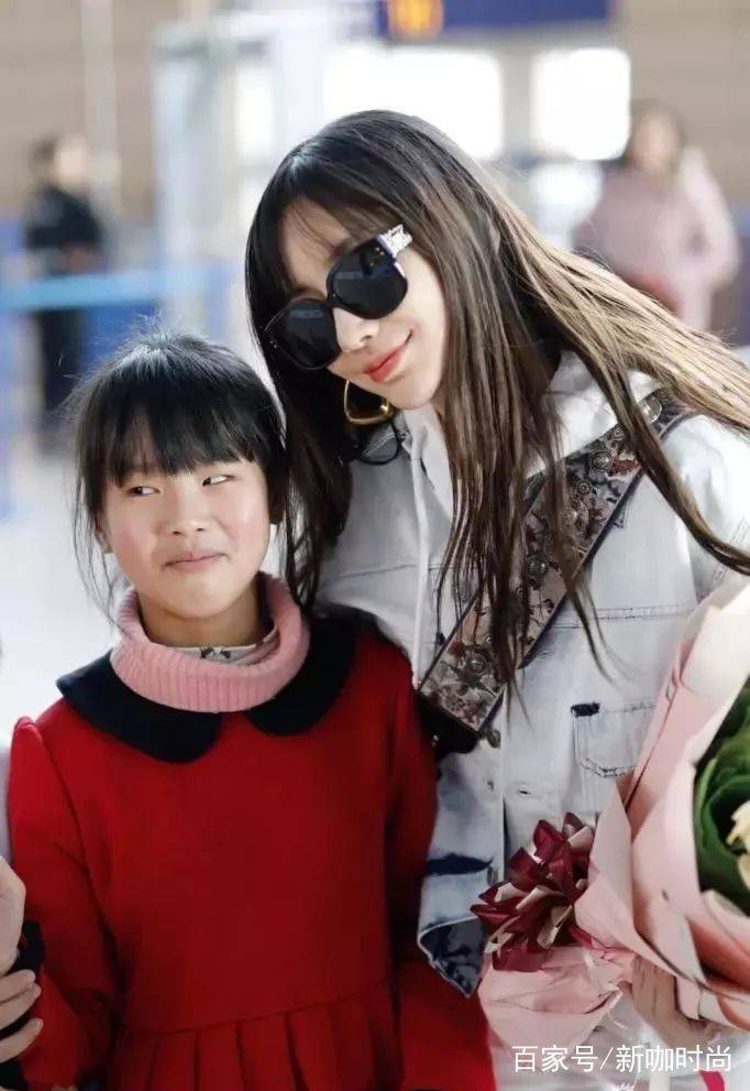 流量|baby流量担当不是吹的！一袭潮装亮相机场，鲜花与掌声都有了