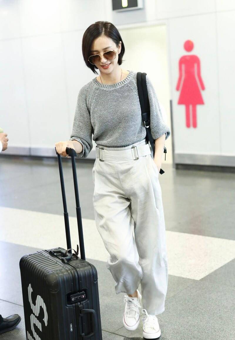 佟丽娅|佟丽娅不穿礼服,造型也很好看!这些休闲搭配像少女,时髦接地气