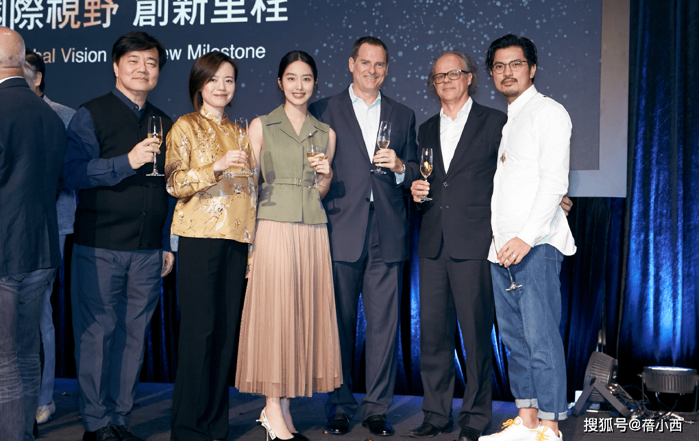 整体|杨采钰真是名副其实的阔太太,长得美又会穿,穿马甲配半身裙好美