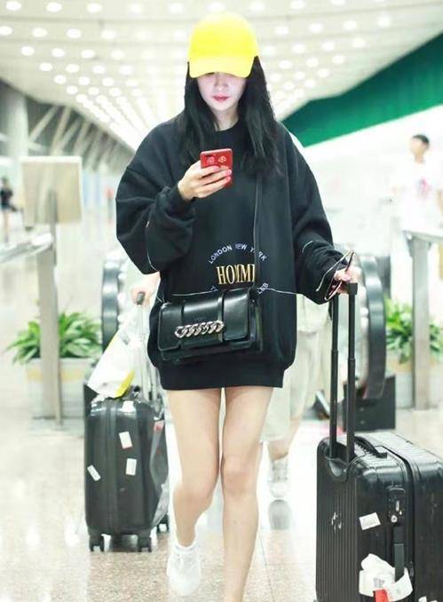 显得|杨幂真会扮少女,穿卫衣扮“下衣失踪”,大长腿让人挪不开眼