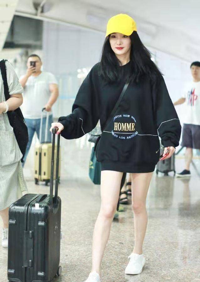 显得|杨幂真会扮少女,穿卫衣扮“下衣失踪”,大长腿让人挪不开眼