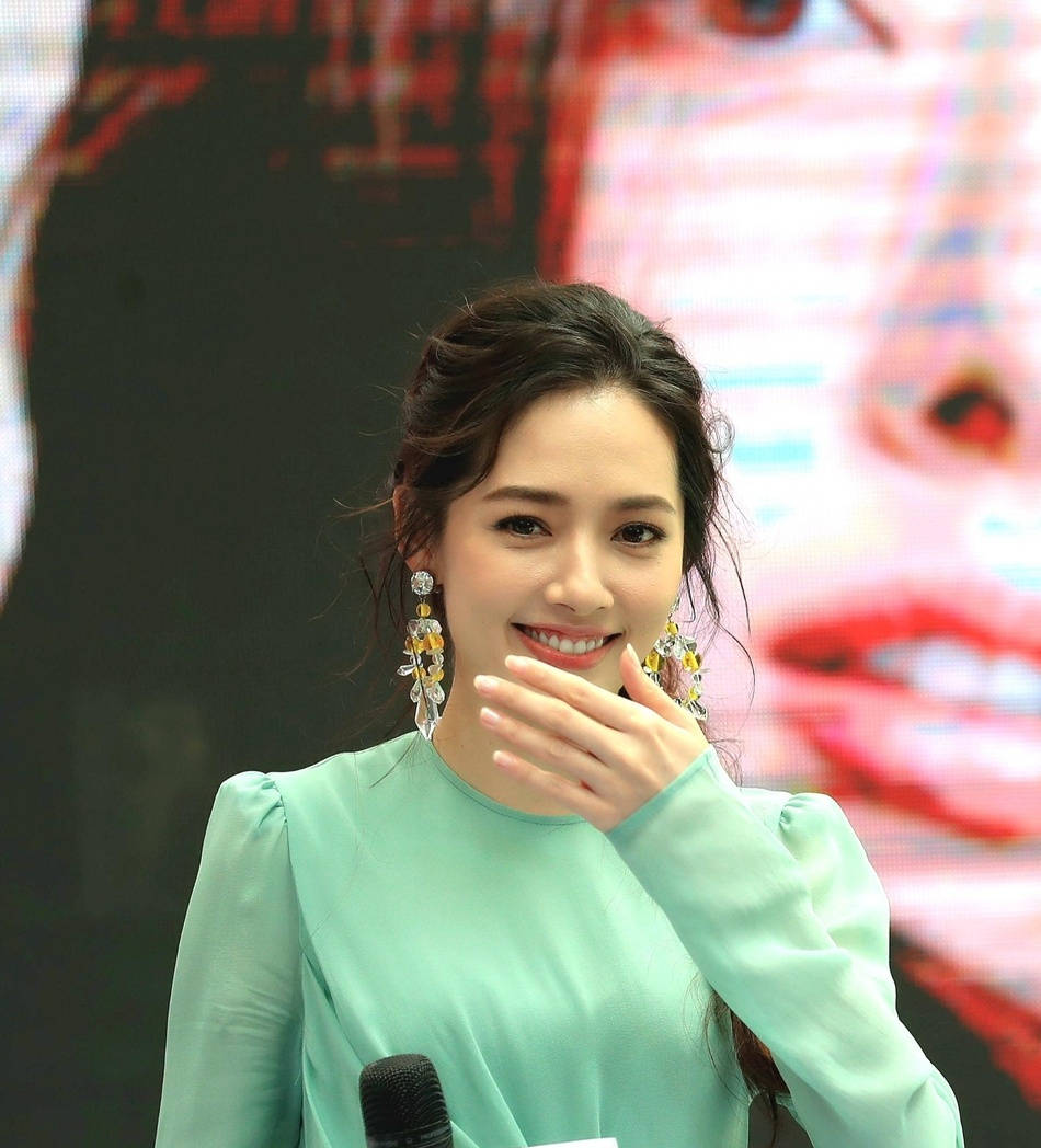 漂亮|郭碧婷定婚后美得真高调，鱼尾编发造型搭一袭薄荷绿连衣，美极了