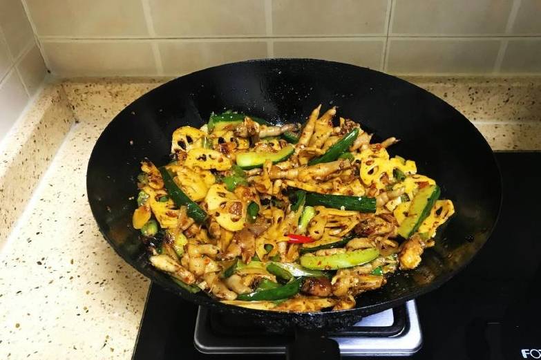 下锅|绝味干锅鸡爪三步完成，香味扑鼻，口口入味，一盘子不够吃