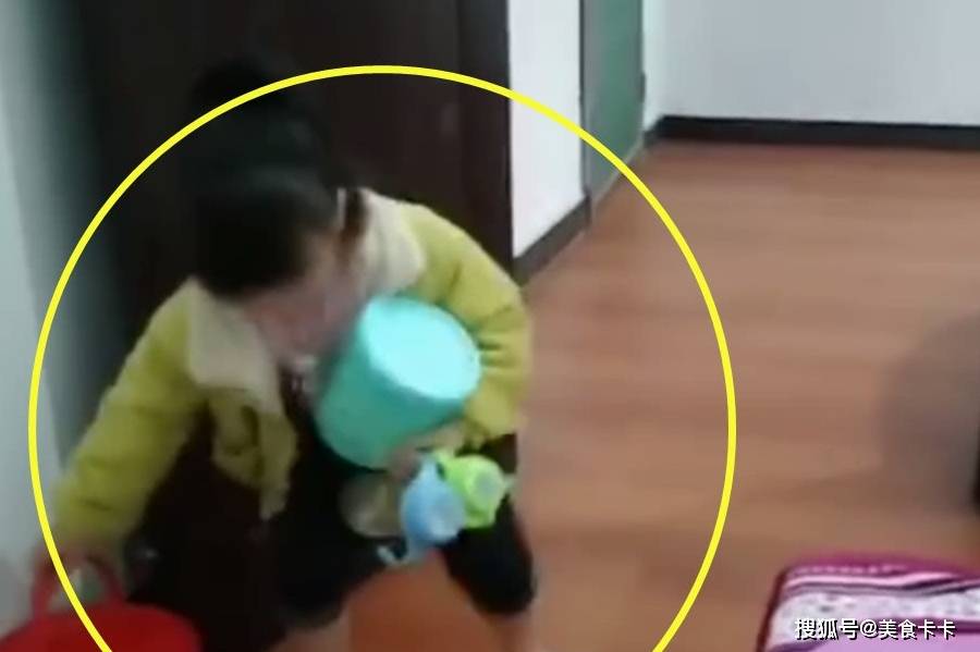 做法|二胎弟弟出生后，临睡前姐姐的做法，妈妈被暖翻了