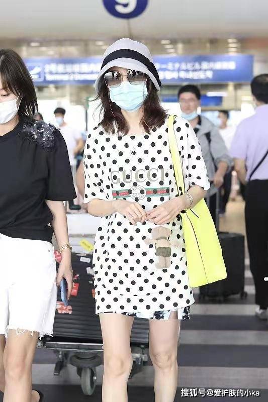 网格|高露凹造型很抢眼，穿摇滚裙配上网格上衣，38岁生图比例惊艳到了