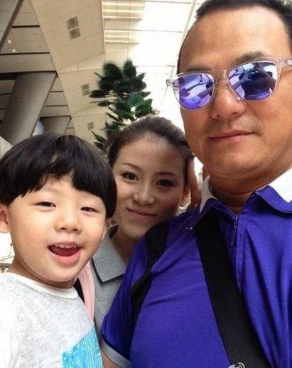 曾红过田震那英,巅峰时因流氓罪坐牢,今娶小27岁娇妻_张行