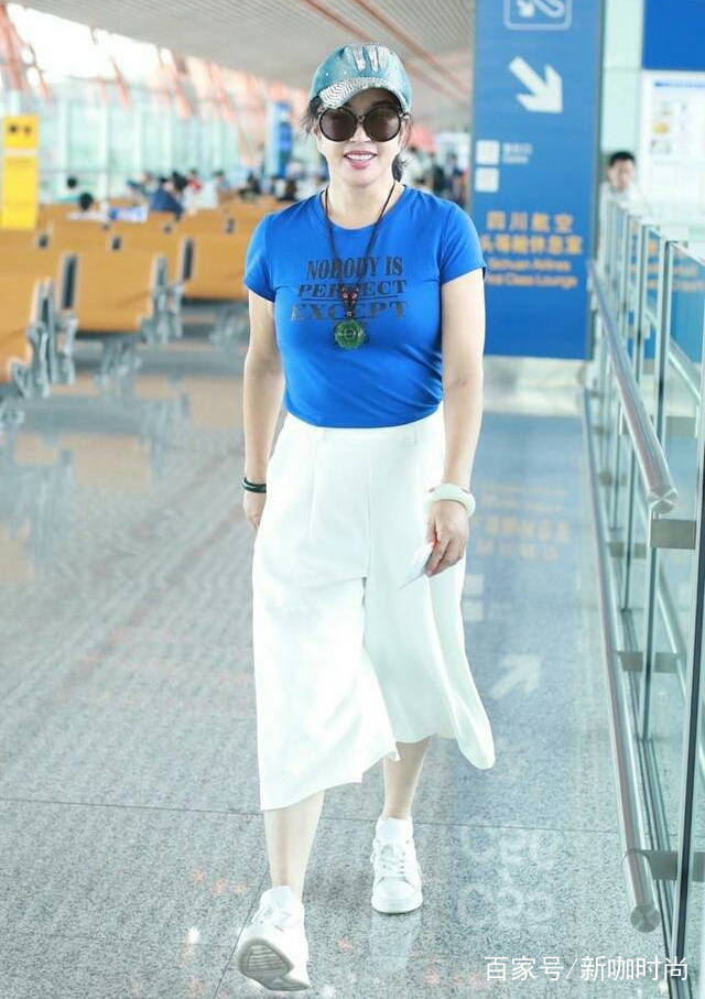 感觉|63岁刘晓庆现身!穿蓝T配阔腿裤少女感十足,奈何肚子略显发福!