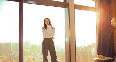 面料|董璇真是挺会扮嫩的,白衬衫+半身裙太减龄,衣服选对太加分