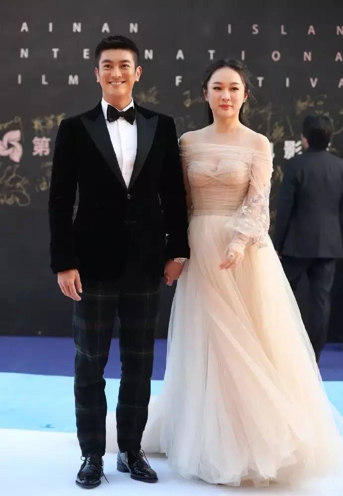 网友|7月23日，组霍思燕和杜江的合影，并配文“霍思燕和杜江一起秀恩爱，