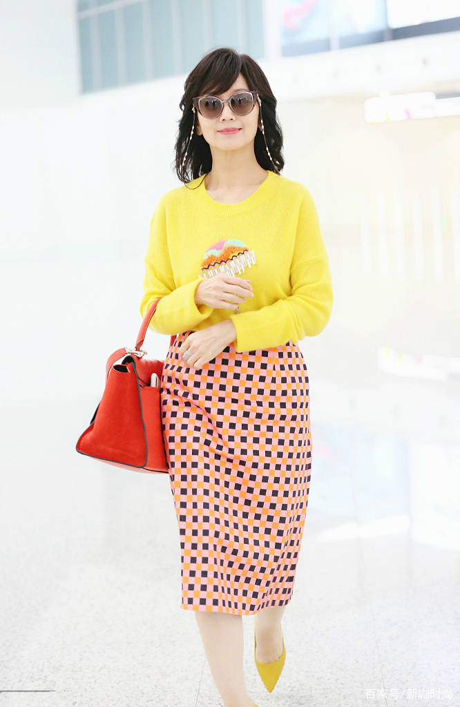 猫步|64岁赵雅芝奶奶亮相，像一个穿着夏装的少女，走起“猫步”很迷人