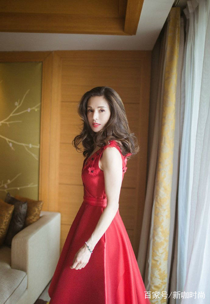 女神|“小龙女”美回来了！一袭深V红裙美艳动人，波浪卷发真有女人味