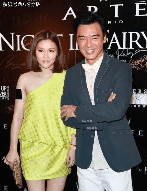 黑色|钟镇涛小娇妻范姜真洋气,一袭白色连衣裙优雅温柔,气质惊艳