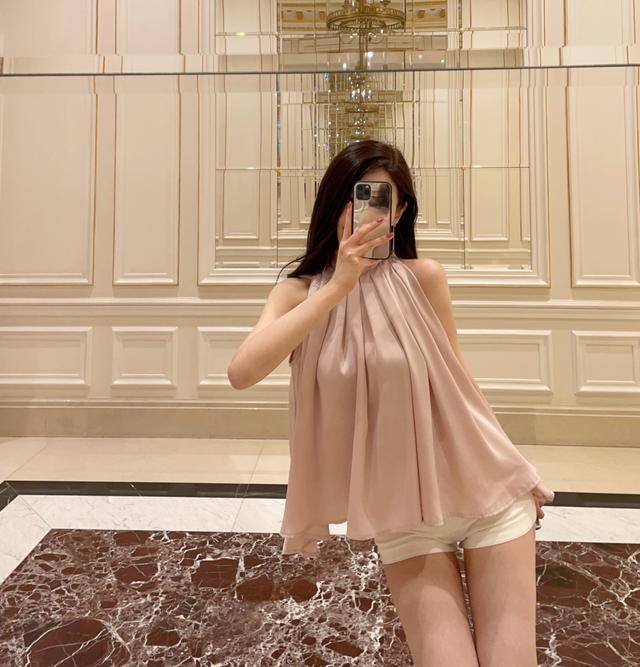 人间|美女穿上人间水蜜桃粉色甜美法式露肩上衣,成为了温柔小姐姐。