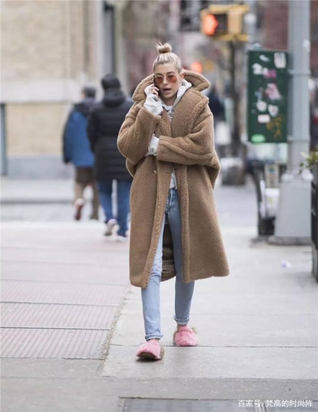 乐福|大衣别配靴子了！今年流行这3双鞋子，舒适百搭，中年妈妈都爱了