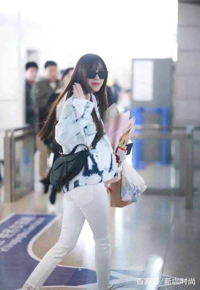 流量|baby流量担当不是吹的！一袭潮装亮相机场，鲜花与掌声都有了