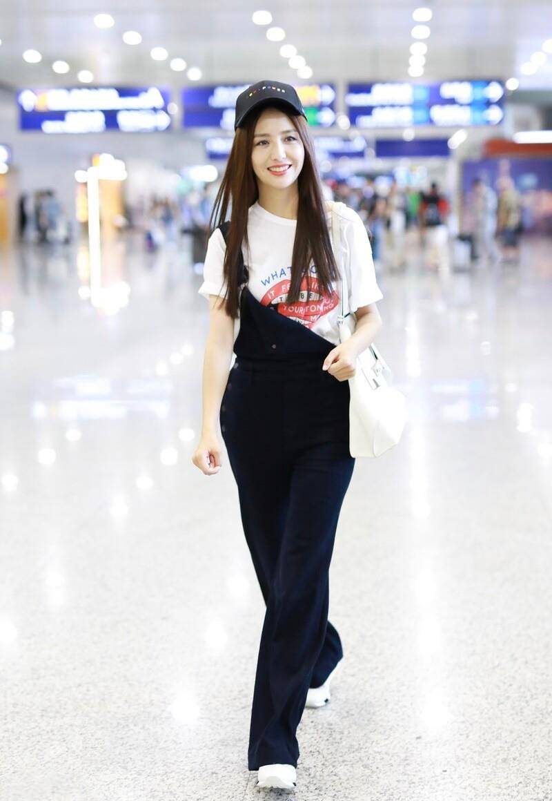 佟丽娅|佟丽娅不穿礼服,造型也很好看!这些休闲搭配像少女,时髦接地气