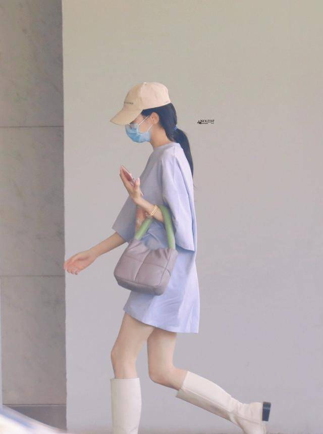 时间|女明星穿衣思路搞不懂，迪丽热巴夏天穿长靴