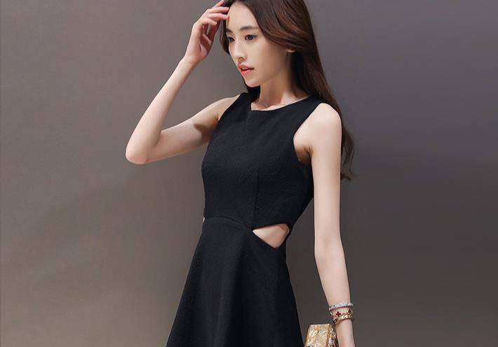 黑色|夏季黑色衣裤如何搭配不会显得沉重？怎样搭配更好看？