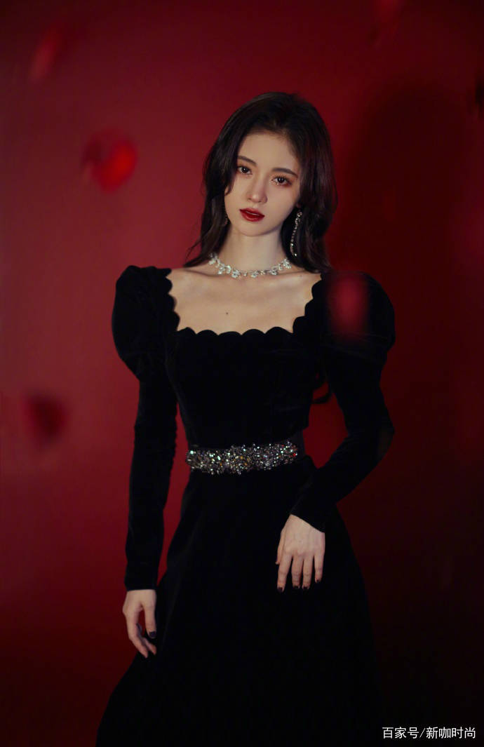 黑色|“4000年美女”鞠婧祎，原来美在这里