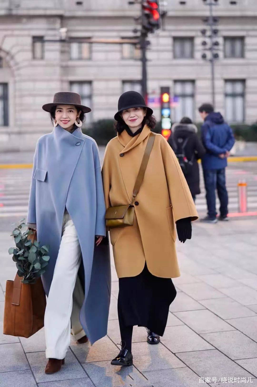 大衣|这对“神仙母女”的大衣搭配太美,50岁妈妈初冬照着穿,气质爆棚
