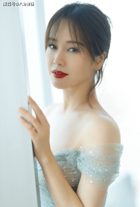 发型|左小青这气质女星里罕见,一袭薄纱连衣裙优雅温柔,性感妩媚