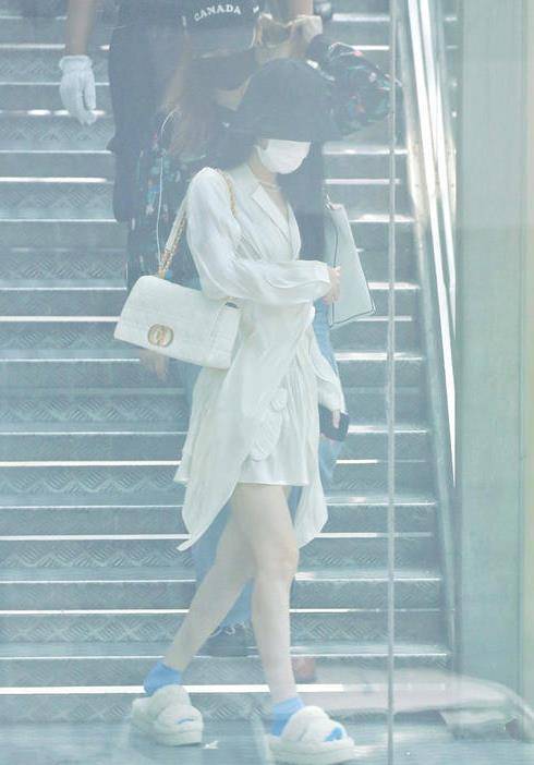 个性|赵丽颖离婚牺牲大，穿2000衬衫踩拖鞋身材暴瘦，165“电线腿”看着心疼