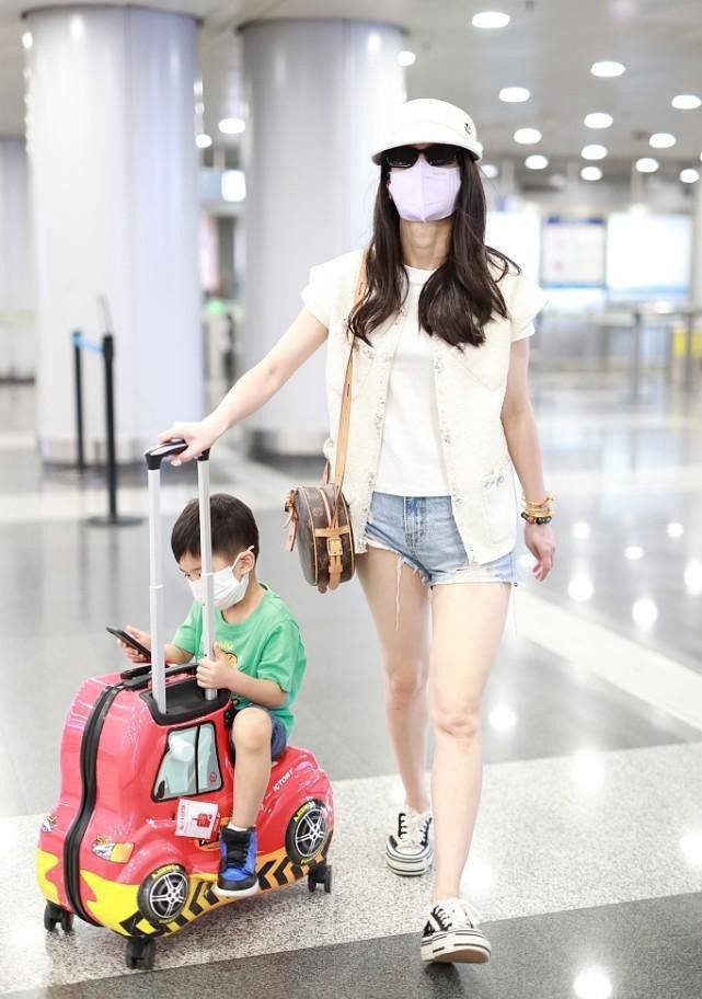 黄圣依|黄圣依带娃出门挺低调，T恤叠穿马甲配短裤，看不出真实年龄