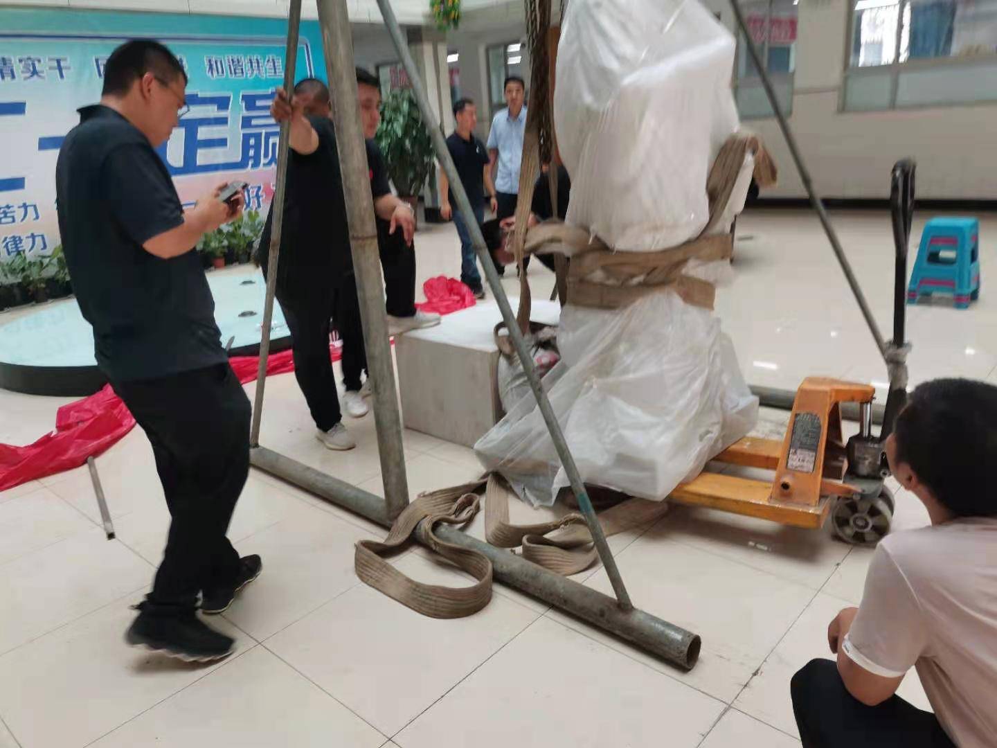 全国孟子文化研究会常务理事总代表爱心老孟向衡中捐赠孟子雕像