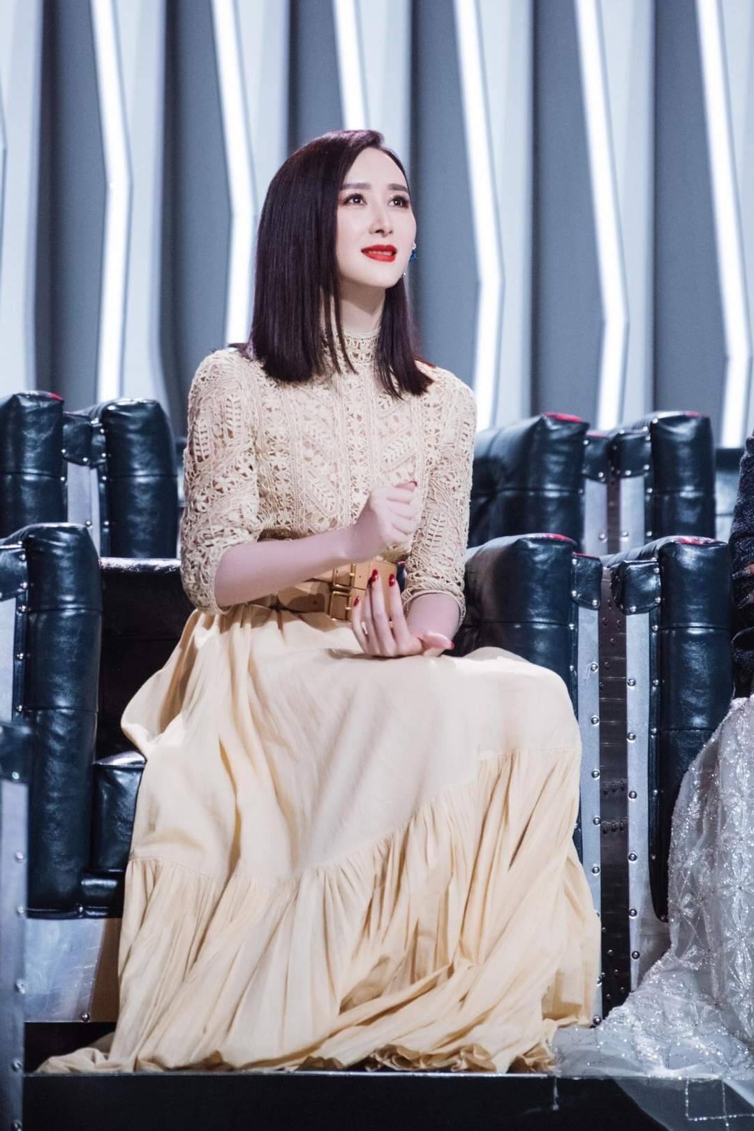 整体|阔太胡静终于洋气一回，挑染白发时髦减龄，穿抹胸裙女团身材抢镜