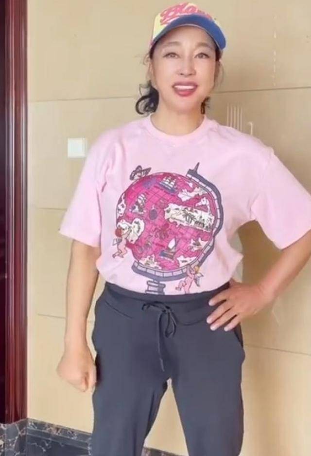 长裤|刘晓庆穿粉色T恤配长裤亮相,68岁还穿得像少女,日子过得真不错
