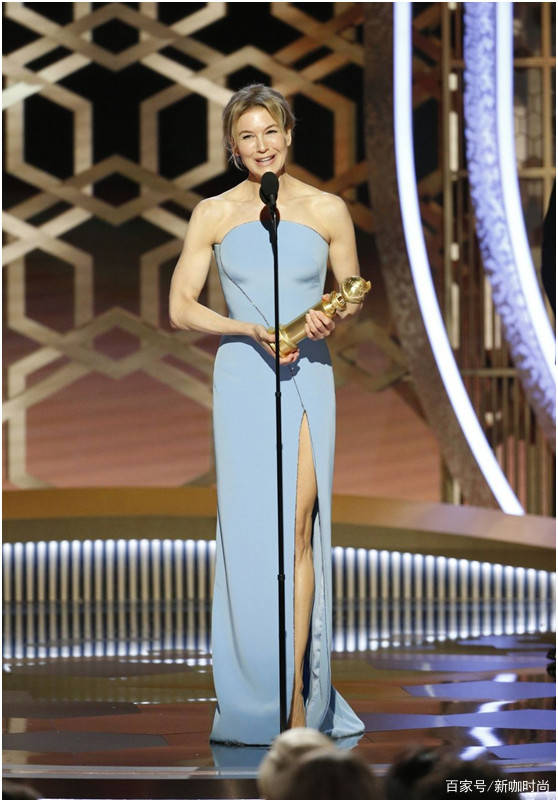 雷妮|蕾妮·齐薇格夺金球影后，穿蓝裙高开叉裙，似笑非笑表情耐人寻味