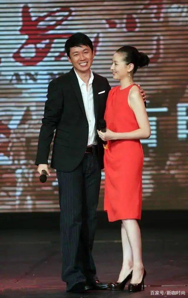 身量|董洁真讲究，穿着简洁不拖泥带水，盘发更显好气质