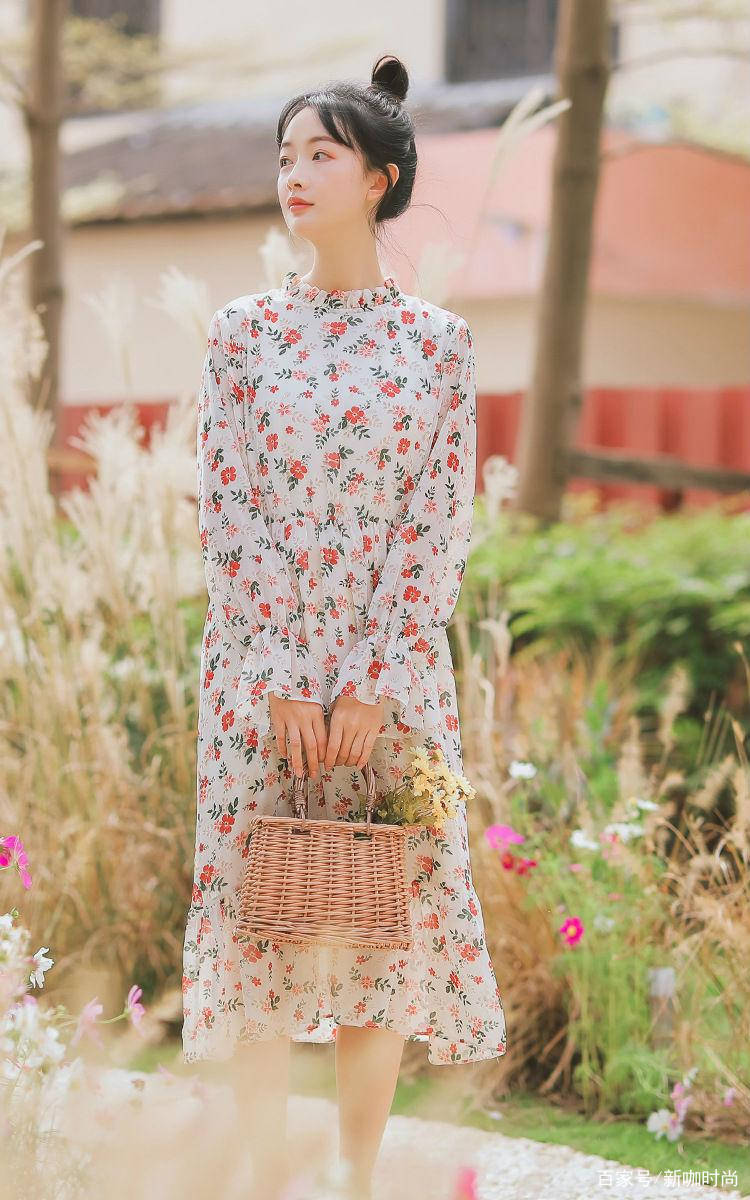 样式|李菲儿初夏Look学起来，方领碎花裙演绎浪漫风情，欧式高级感满分