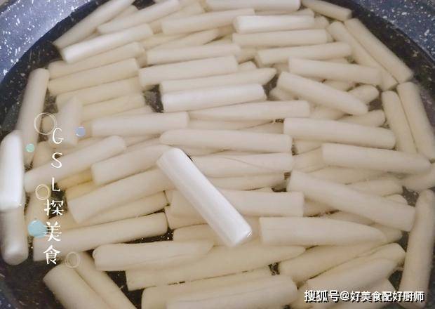 因为|这才是糯米粉好吃的做法,开水一烫,香甜酥脆,做法简单