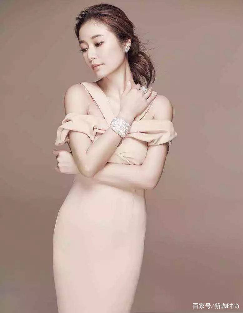 黑色|林心如生图曝光，穿黑色礼服身材纤细，奈何皱纹的脸太显龄