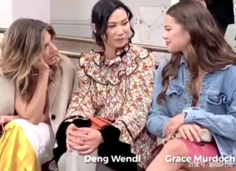 黑色|富婆邓文迪携大女儿现时装周,母女全程有说有笑,格俏皮衣着朴素
