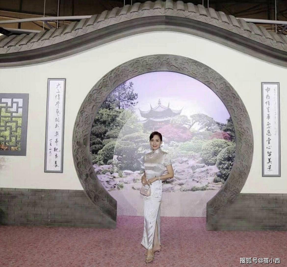 身材|邝美云越老越惊艳,一袭红色深V领连衣裙亮相,身材有料气质高贵