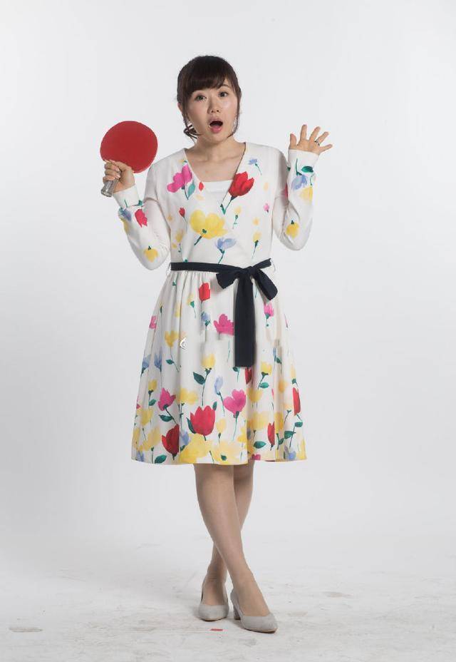 整体|福原爱真的好会穿，身材娇小穿A字裙可爱迷人，可惜粗腿太抢镜